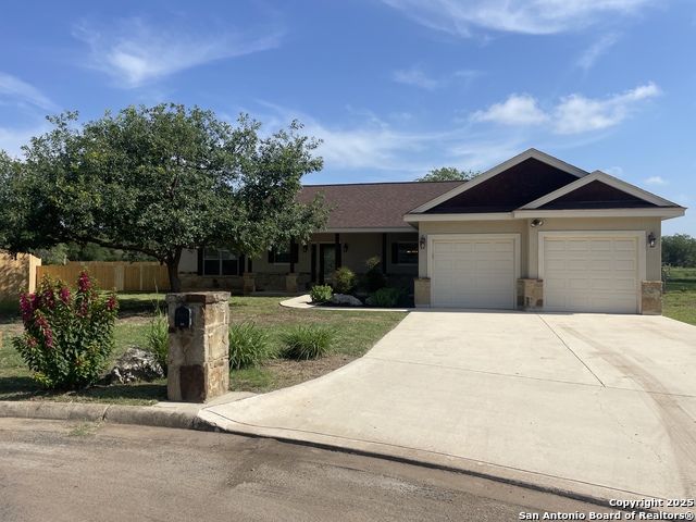812 33rd St, Hondo, Texas image 25