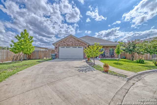 104 Sunday Ct, Uvalde, Texas image 2