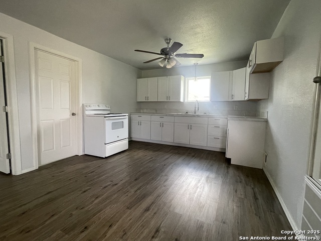 509 Brown, Jourdanton, Texas image 12