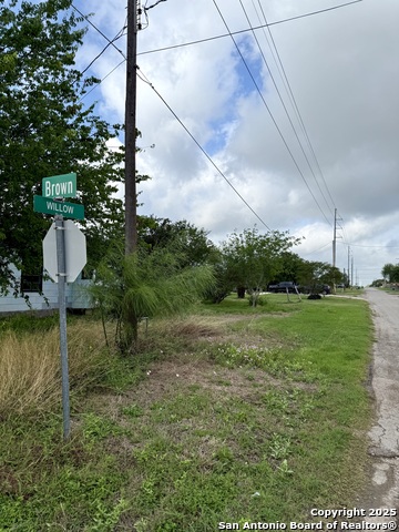 2016 Brown, Jourdanton, Texas image 6