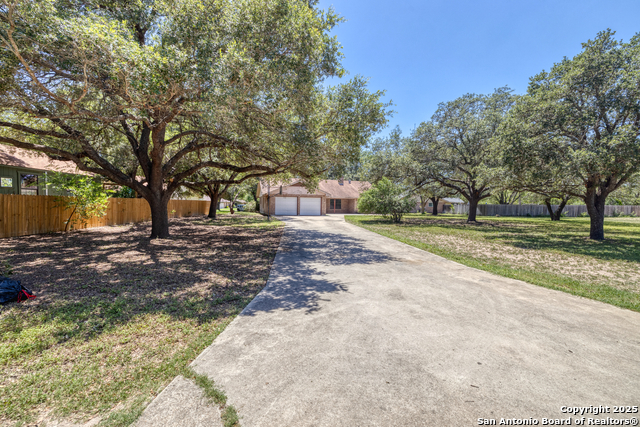100 E Bluebonnet, Uvalde, Texas image 3