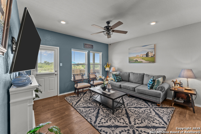 449 Middle Green Loop, Floresville, Texas image 8