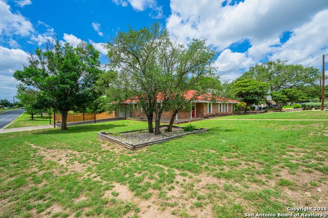 200 Oakview, Kerrville, Texas image 23