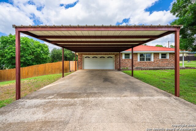 200 Oakview, Kerrville, Texas image 24