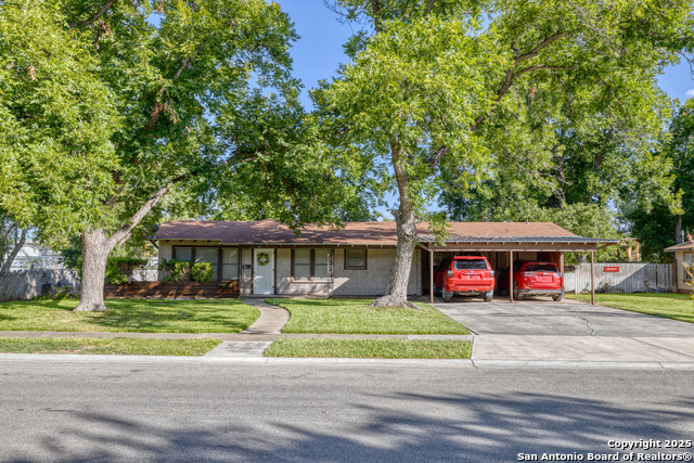 827 E Nopal, Uvalde, Texas image 1