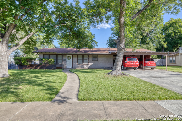 827 E Nopal, Uvalde, Texas image 2