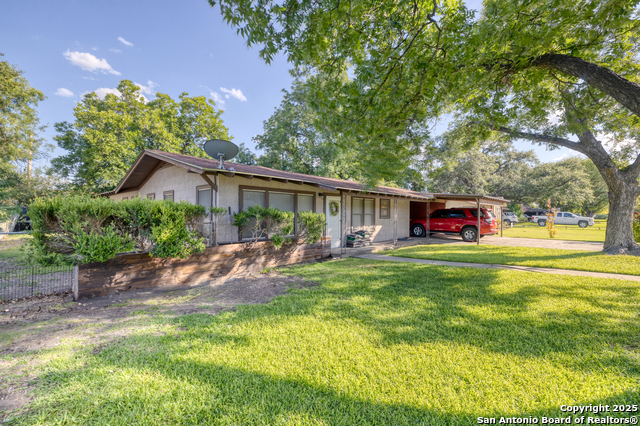 827 E Nopal, Uvalde, Texas image 3