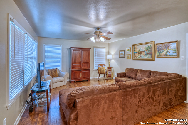 827 E Nopal, Uvalde, Texas image 5
