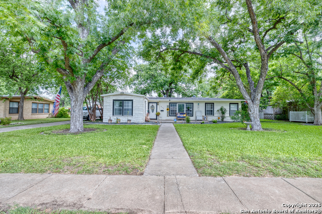 840 Cherry, Uvalde, Texas image 2