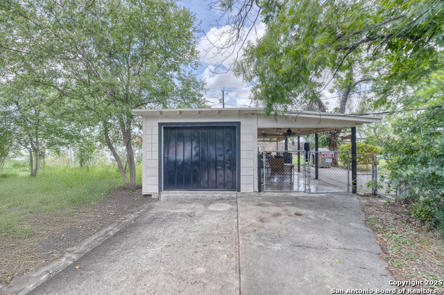 840 Cherry, Uvalde, Texas image 5