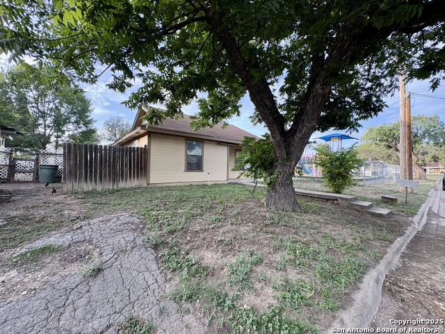 510 Roach, Uvalde, Texas image 6