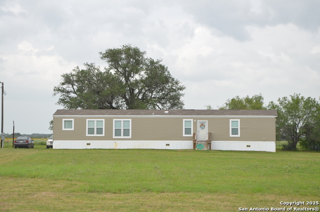 2566 County Road 2615, Devine, Texas image 1