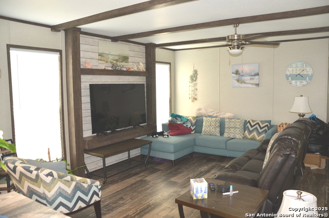 2566 County Road 2615, Devine, Texas image 4