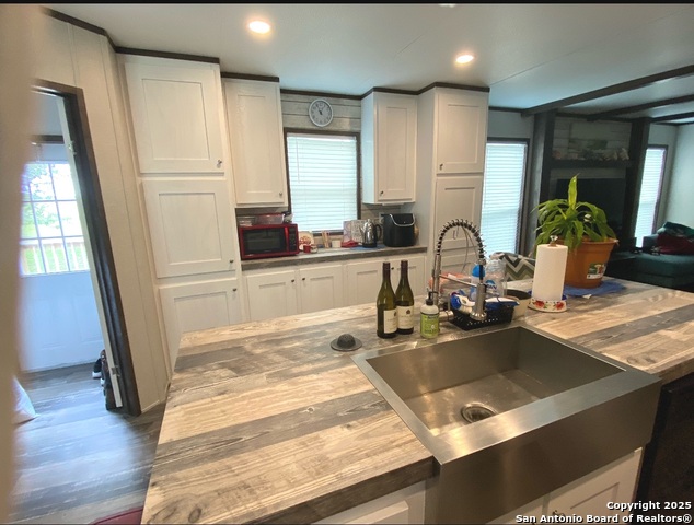 2566 County Road 2615, Devine, Texas image 6
