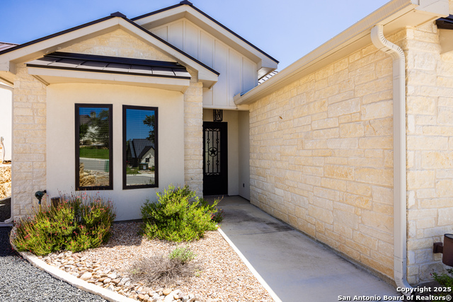 1013 Comanche Hills, Kerrville, Texas image 2