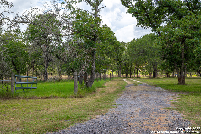 2981 Vivroux Ranch Road, Seguin, Texas image 10