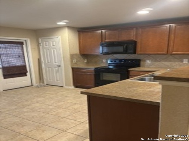 9511 Madison Crk, Converse, Texas image 4