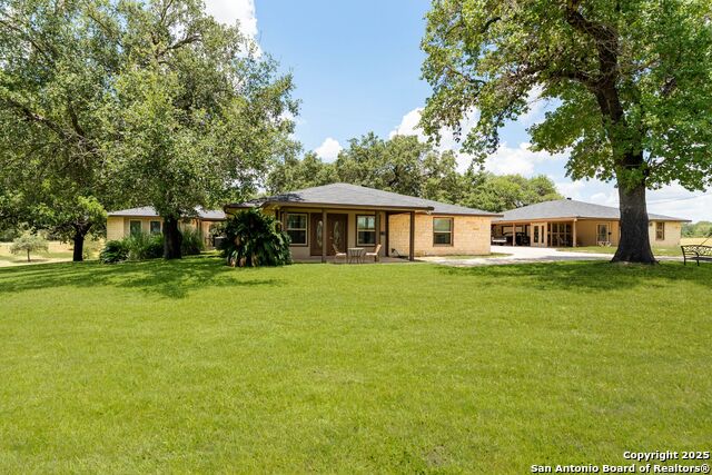 103 Misty Bend, Floresville, Texas image 1