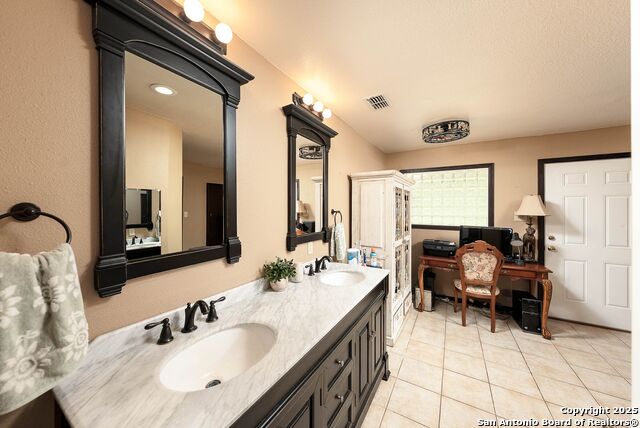 103 Misty Bend, Floresville, Texas image 16