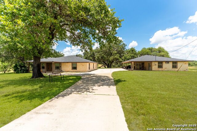 103 Misty Bend, Floresville, Texas image 3