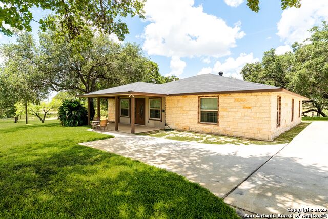 103 Misty Bend, Floresville, Texas image 4