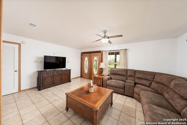 103 Misty Bend, Floresville, Texas image 7