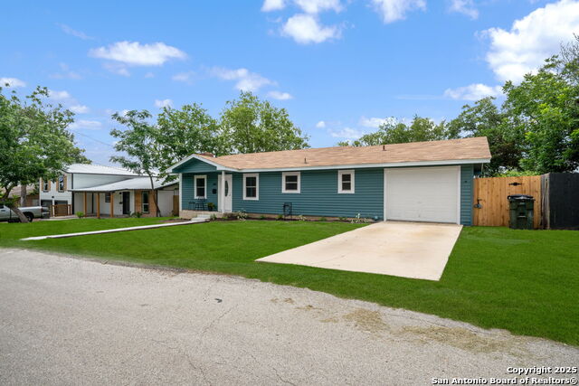385 W Faust, New Braunfels, Texas image 2