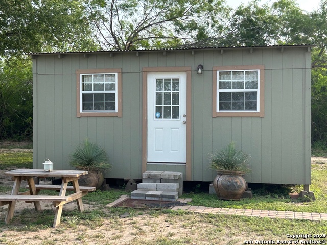 1616 Middle Road, George West, Texas image 1