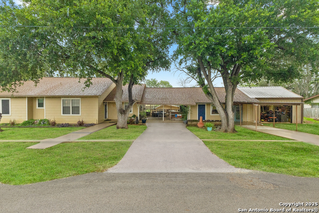 1604 J St, Floresville, Texas image 1