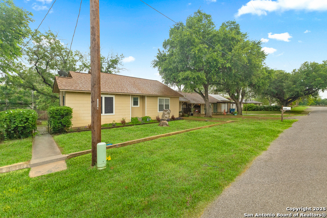 1604 J St, Floresville, Texas image 3