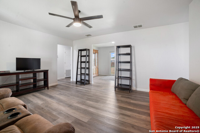 309 Las Palomas, Lytle, Texas image 4