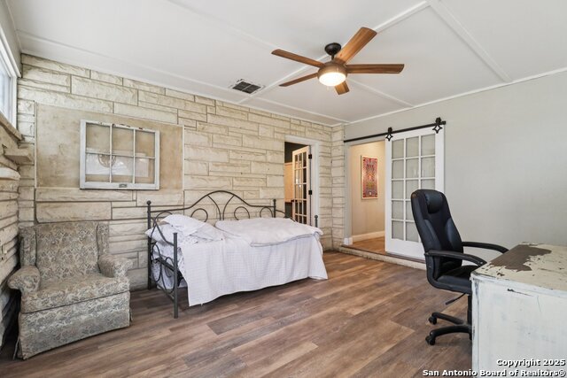 503 Mockingbird, Devine, Texas image 12