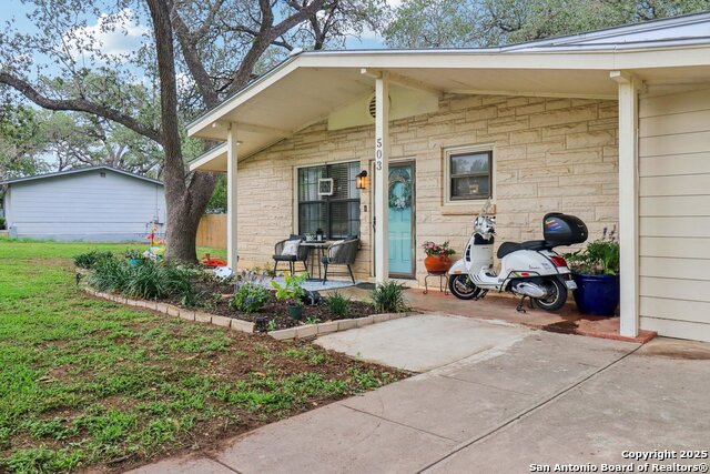 503 Mockingbird, Devine, Texas image 2