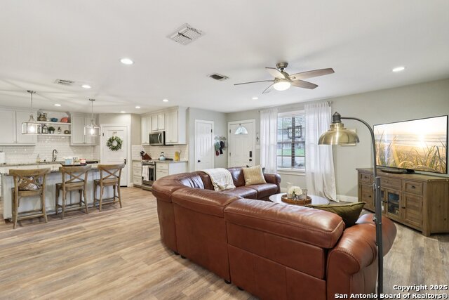 503 Mockingbird, Devine, Texas image 3