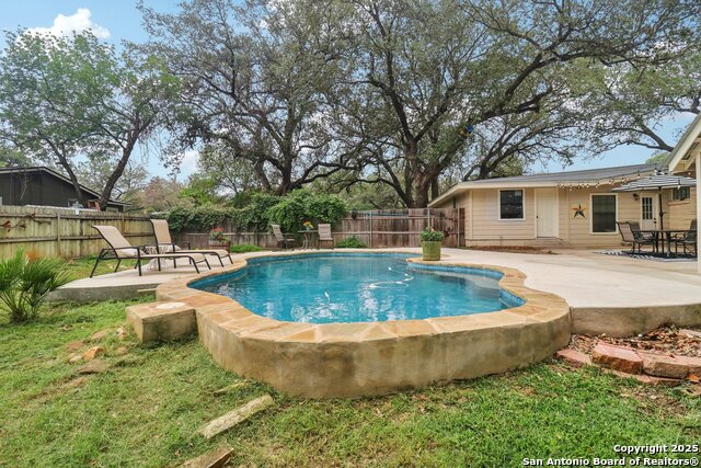 503 Mockingbird, Devine, Texas image 33