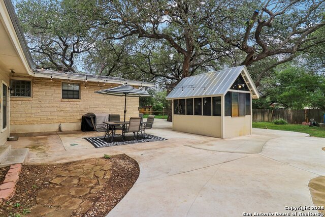 503 Mockingbird, Devine, Texas image 37