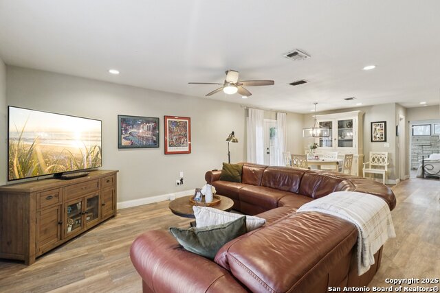 503 Mockingbird, Devine, Texas image 4