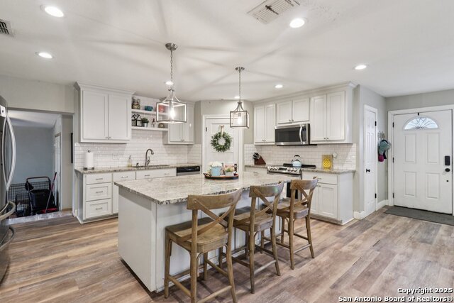 503 Mockingbird, Devine, Texas image 9