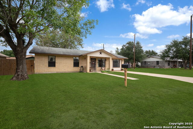 619 Mimosa, Floresville, Texas image 1