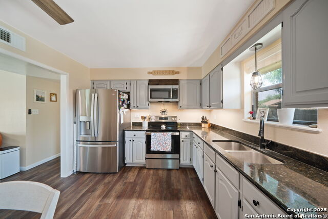 619 Mimosa, Floresville, Texas image 11