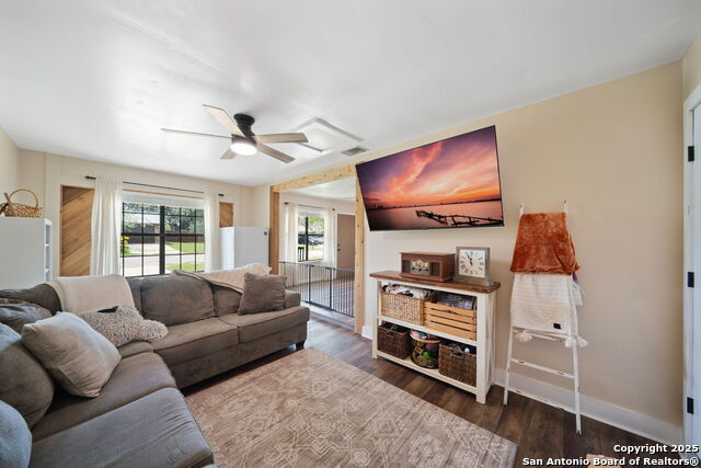 619 Mimosa, Floresville, Texas image 8