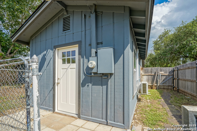 433 Byrd, Universal City, Texas image 24