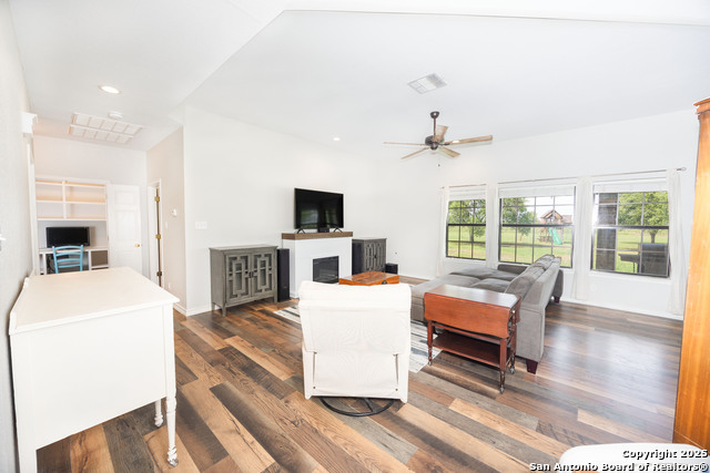 472 County Road 444, Hondo, Texas image 3