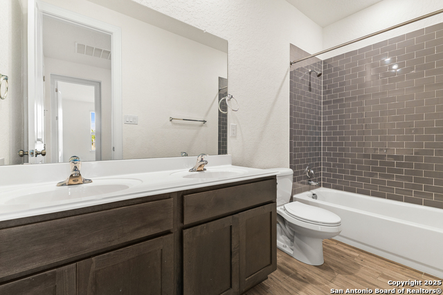 127 Arched Oak, Floresville, Texas image 6