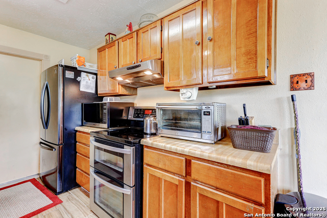 8403 S Meadow Bird Circle, Missouri City, Texas image 10