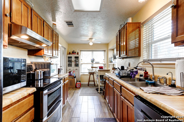 8403 S Meadow Bird Circle, Missouri City, Texas image 11