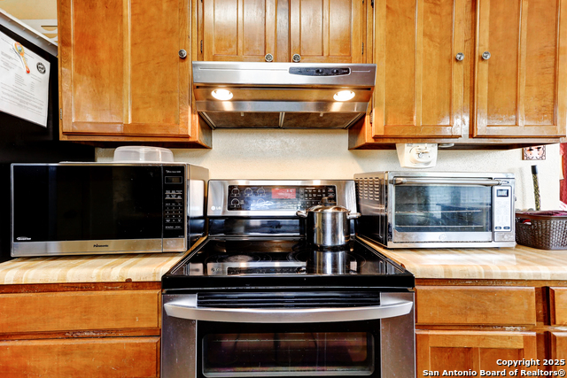 8403 S Meadow Bird Circle, Missouri City, Texas image 12