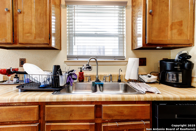 8403 S Meadow Bird Circle, Missouri City, Texas image 13