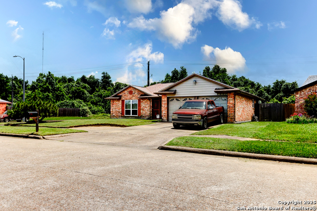 8403 S Meadow Bird Circle, Missouri City, Texas image 2