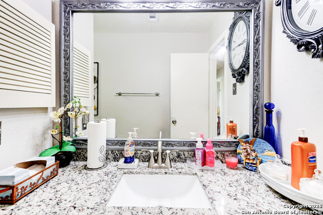 8403 S Meadow Bird Circle, Missouri City, Texas image 23